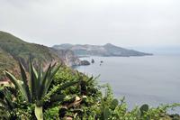 Lipari - Quattrocchi Point - Im Hintegrund Vulcano mit dem Gran Cratere