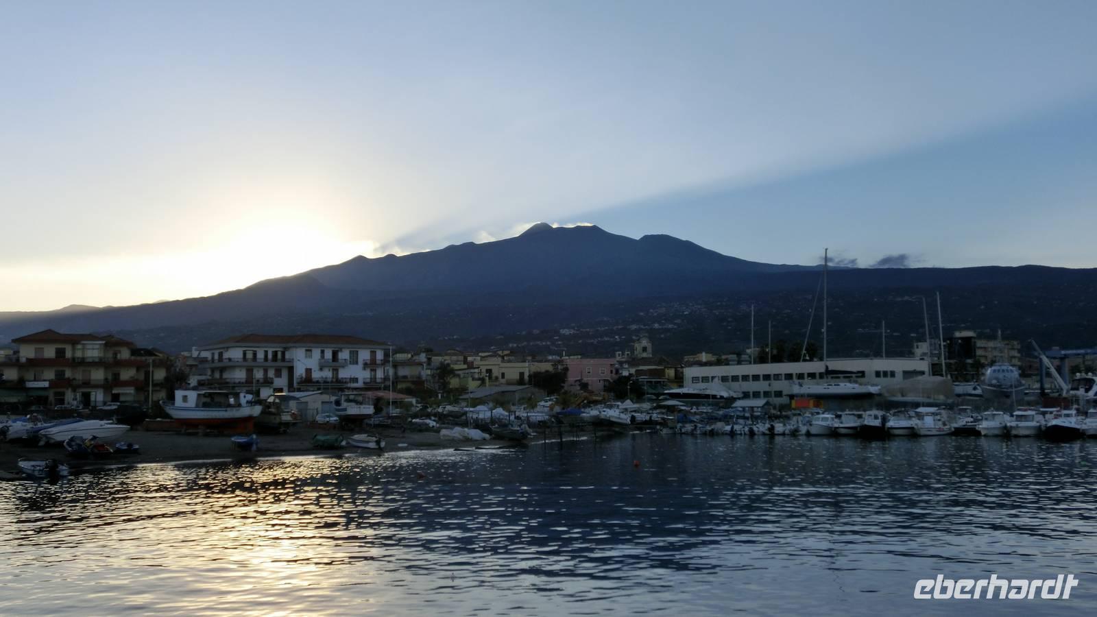 Hafen von Riposto mit Blick zum Ätna