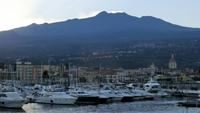 Hafen von Riposto mit Blick zum Ätna