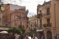 Auf dem zentralen Platz in Taormina