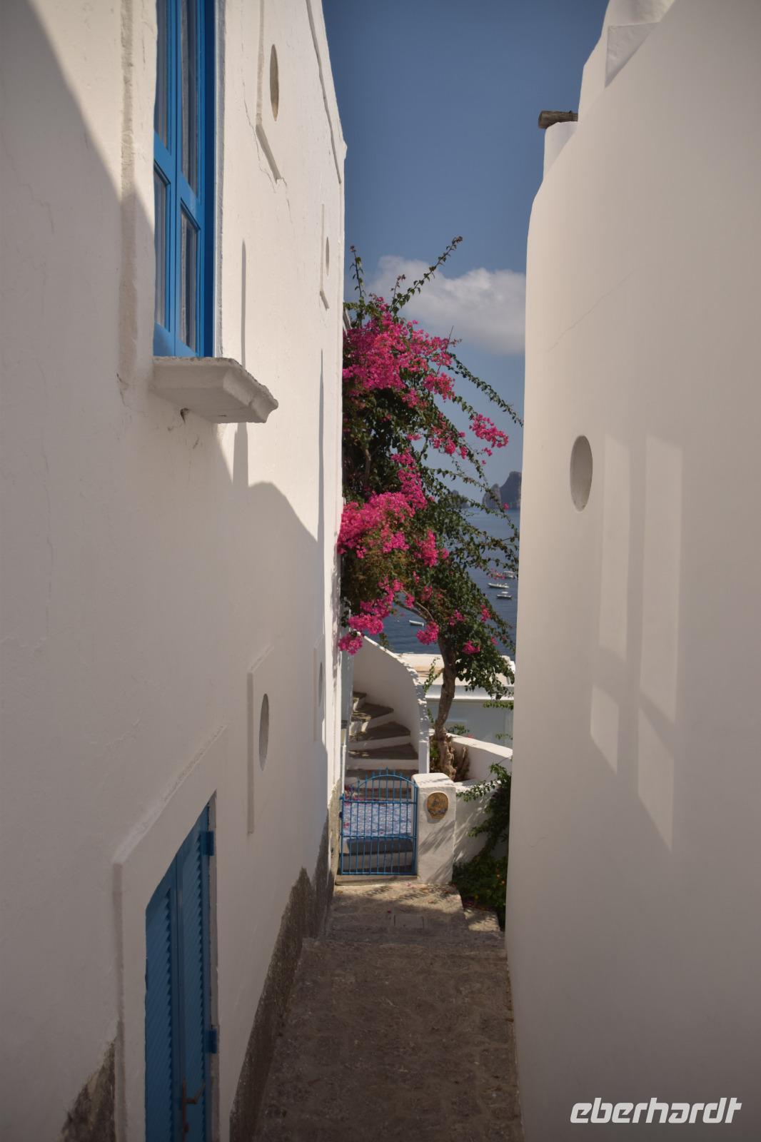 Blick zum Meer in den Gassen Panareas