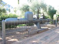 Ein-Mann-Torpedo im Stadtpark von Taormina