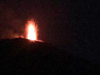 Funken über dem Krater des Stromboli