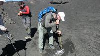 Schnee unter der Lava-Asche