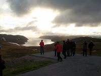 Eberhardt- Reisegruppe mit Blick auf das Nordmeer, Fotostopp