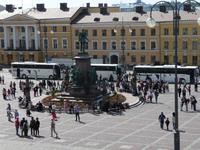 Domplatz mit Denkmal des russischen Zaren Alexander II.