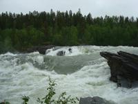 Grandiose Wassermenge im Målselvwasserfall 