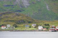 Unterhalb der steilen Felsen kleine Ortschaften 