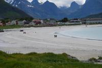 Weißer Standstrand zwischen diesen Felsen 