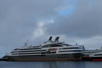 morgens in Svolvaer ein schickes Kreuzfahrtschiff 