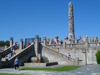 Monolith mit Skulpturen 