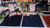 Heidelbeeren und Rauschbeeren auf einem finnischen Markt