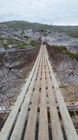 Eine Hängebrücke über den Repparfjordelva