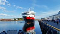 Die M/S Nordlys der Hurtigruten ist zu Gast in Svolvær, Lofoten