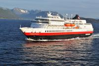 Wir treffen auf die nordgehende M/S Finnmarken