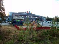 Unser Hotel und der Reisebus in Luotso