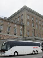 der Reisebus vor dem Schloss
