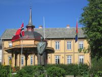 Tromsö: Musikpavillon und Statue Haakon VII.