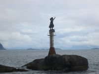 Fischersfrau an der Hafeneinfahrt