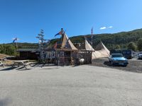 Stopp an einer Raststätte mit samischem Souvenirshop