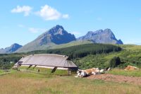 Das Wikingerhäuplingshaus - nachgebaut für das Museum Lofotr (© Foto: B.Stroech)