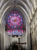 im Inneren des Nidarosdomes - das große Rosenfenster der Westfassade