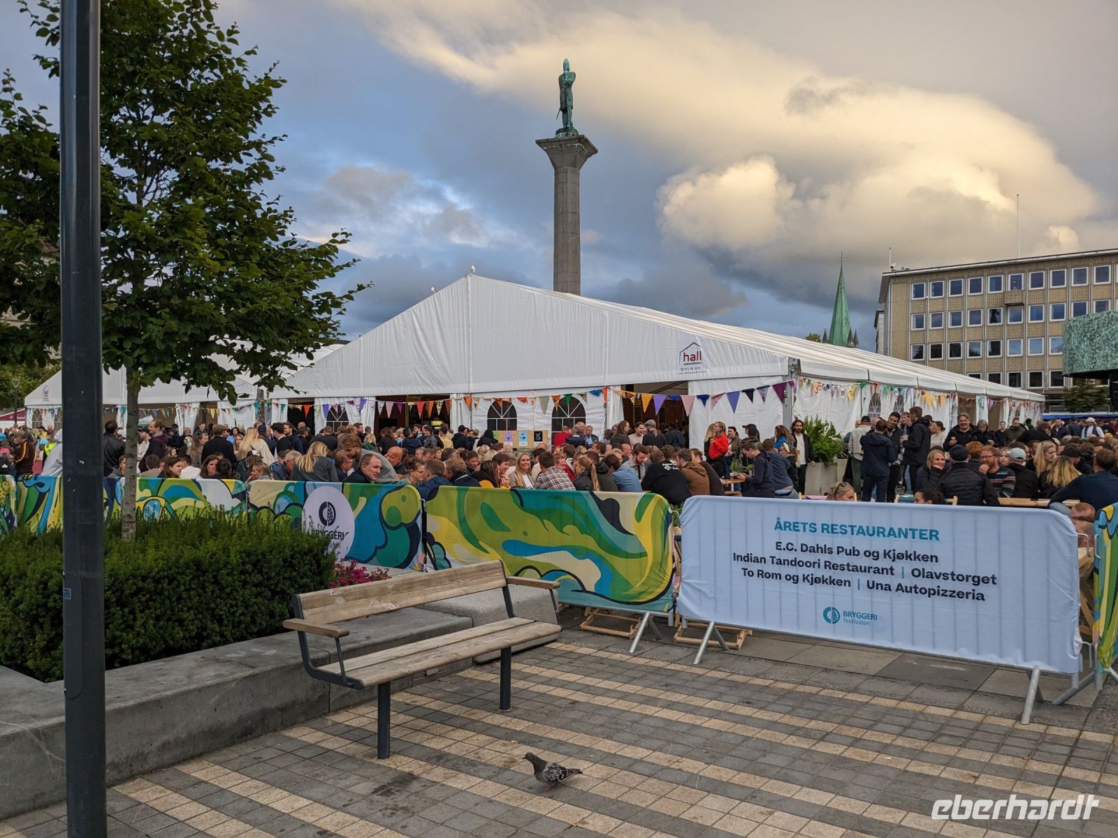 Säule mit Olav Tryggvason auf dem Trondheimer Markt, wo gerade die 