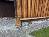 die Stützpfosten der Stabkirchen stehen auf Steinfundamenten