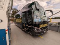 unser komfortabler Reisebus auf der Havelfähre