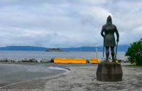 Trondheim am Trondheimfjord mit Wikinger Leif Erikson und der Insel Munkholmen
