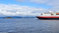 Hurtigruten - Postschiff - M/S Nordlys vor Munkholmen im Trondheimfjord