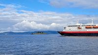 Hurtigruten - Postschiff - M/S Nordlys vor Munkholmen im Trondheimfjord