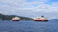 Trondheimfjord - nordwärts gehende Hurtigrute M/S Kong Harald trifft auf die südwärts gehende Hurtigrute M/S Nordlys (Postschiff)