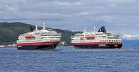 Trondheimfjord - nordwärts gehende Hurtigrute M/S Kong Harald trifft auf die südwärts gehende Hurtigrute M/S Nordlys (Postschiff)