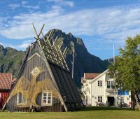 Altbau mit Svolværgeita-Felsen dahinter