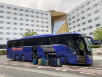 unser Bus vor dem Hotel