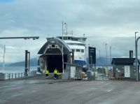  ...mit offenem Maul...