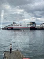Schiff von Hurtigruten im Hafen