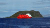 Erdgastanker vor der Insel Magerøya (Nordkappinsel)