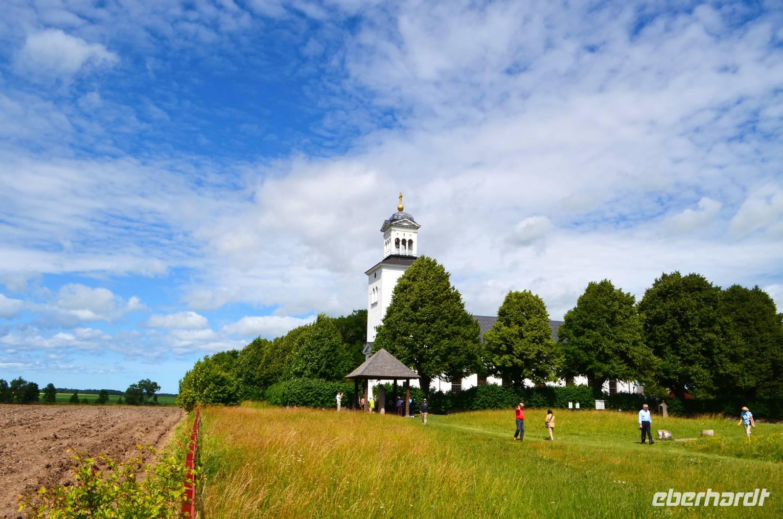 007 Runenstein und Kirche von Rök