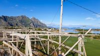 Lofoten Fischerdorf Henningsvær - Am Fußballplatz