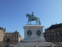 Stadtrundfahrt in Kopenhagen (Schlossplatz Amalienborg mit Denkmal Frederik V.)