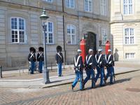 Königliche Wachablösung auf dem Schlossplatz in Kopenhagen