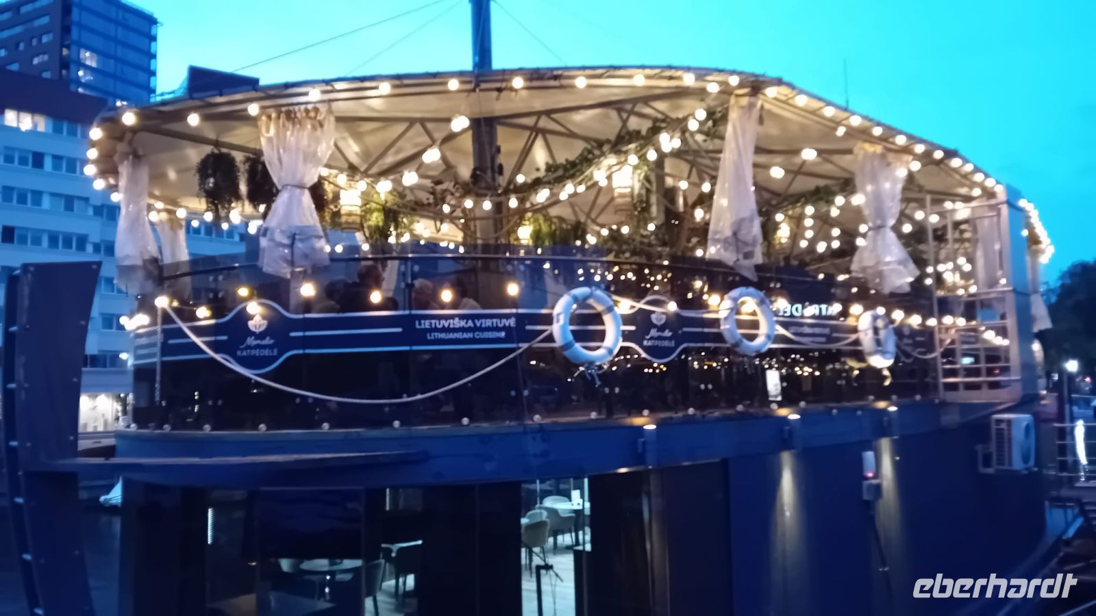 Schiff auf dem Fluß Dane in Klaipeda