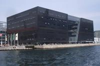 Kanalfahrt in Kopenhagen (Schwarzer Diamant = Teil der königlichen Bibliothek)