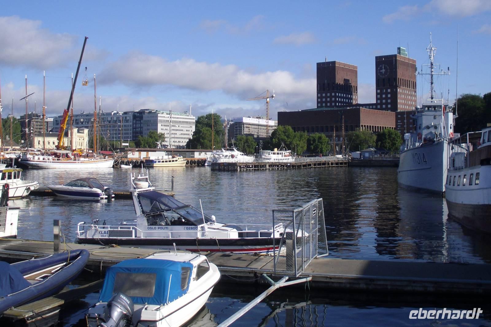 am Oslofjord mit Blick auf das Rathaus