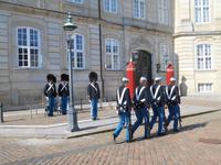 Königliche Wachablösung auf dem Schlossplatz in Kopenhagen
