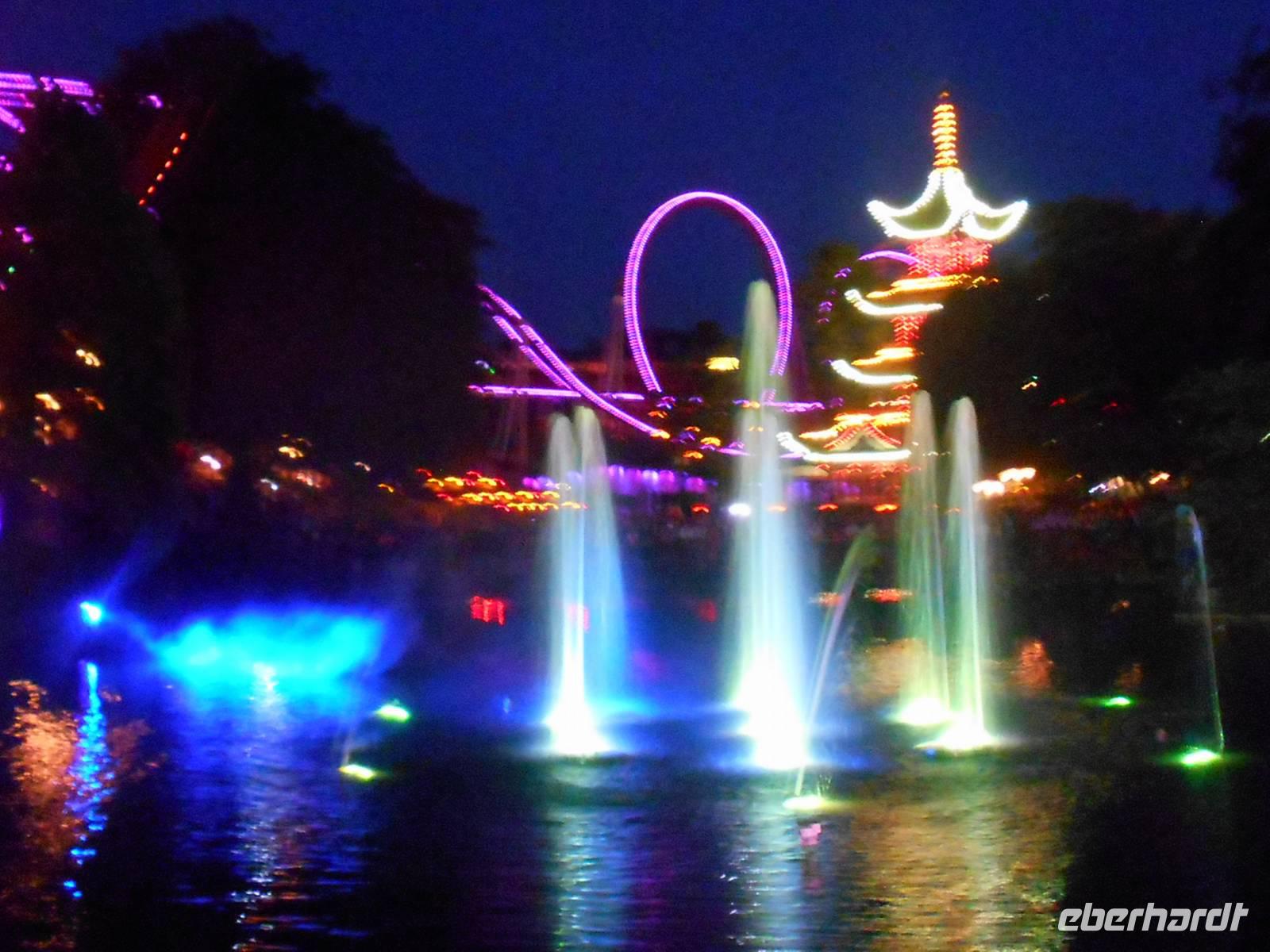 Kopenhagen (Vergnügungspark Tivoli - Abendliche Illuminationsshow)