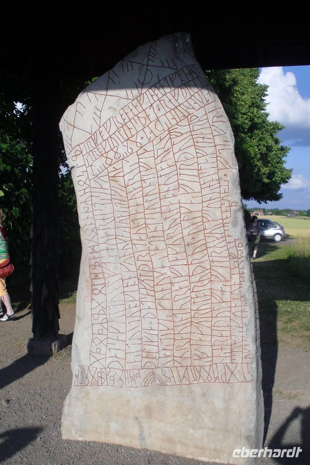 Runenstein an der Kirche in Rök (Rökstenen)