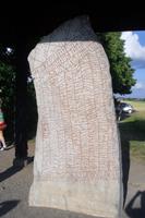 Runenstein an der Kirche in Rök (Rökstenen)